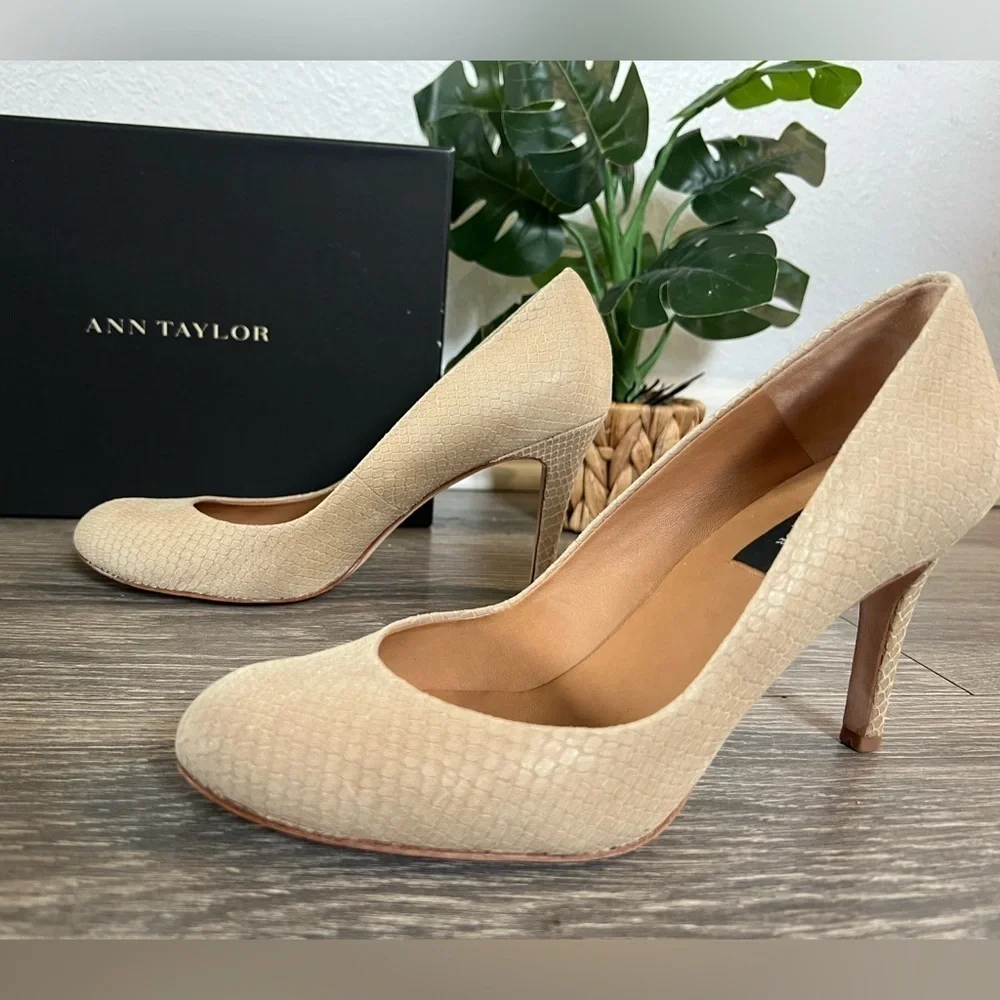 Ann Taylor perfect pump true khaki snake print size 7